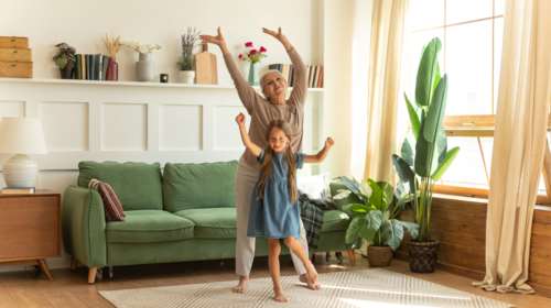 Γιατί οι γιαγιάδες νιώθουν μεγαλύτερη χαρά όταν έρχονται σε επαφή με τα εγγόνια, παρά με τα παιδιά τους