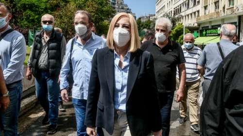 Στην πορεία η Γεννηματά: Η ΝΔ μας γυρίζει στην εποχή της εργοδοτικής αυθαιρεσίας - Αφίσα με τον ήλιο του ΠΑΣΟΚ [εικόνες]