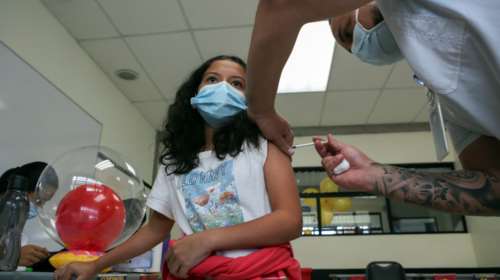 Οδηγίες παιδιάτρων: Εμβολιάστε τα παιδιά σας κατά του κορονοϊού - Τι να κάνουν αν έχουν συμπτώματα την ίδια μέρα