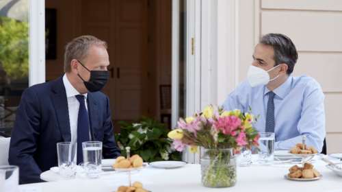 Καγιανάς, τηγανίτες, γραβιέρα και βιολογικά αυγά: Το πρωινό Μητσοτάκη - Τουσκ στη βεράντα του Μαξίμου [εικόνες]