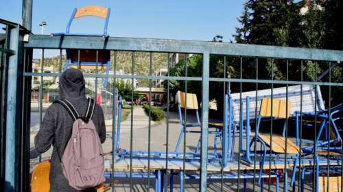 Θεσσαλονίκη: Πατέρας εισέβαλε σε υπό κατάληψη σχολείο - Εσπασε την πόρτα και τραυμάτισε μαθητές