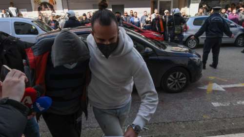 Μακελειό στην Ανδραβίδα: Εβριζαν τον 60χρονο έξω από τα δικαστήρια - &quot;Αντε ρε μ...ο&quot;  - Πήρε νέα προθεσμία [βίντεο]