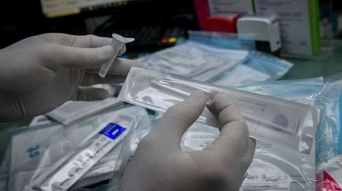 Self tests: 11 ερωτήσεις &amp; απαντήσεις για τη χρήση τους - Ολη η διαδικασία, τι κάνουμε αν βγει θετικό