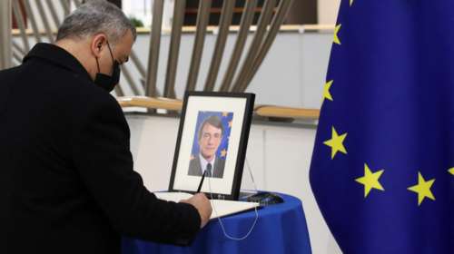 Σε λαϊκό προσκύνημα η σορός του Νταβίντ Σασόλι στη Ρώμη - Την Παρασκευή η κηδεία