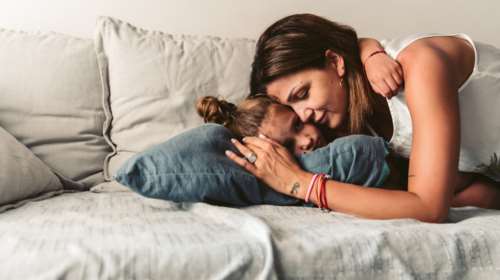 Οταν η γονεϊκή αγάπη γίνεται νοσηρή ή δολοφονική: Τι είναι το σύνδρομο Μινχάουζεν διά αντιπροσώπου