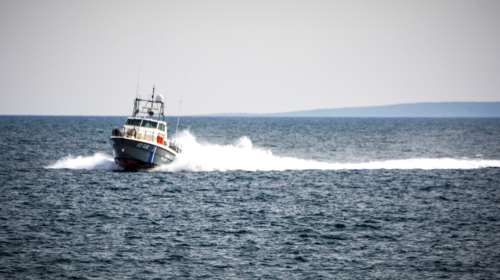 Ακυβέρνητο πλοίο με τουρκική σημαία πλέει ανοιχτά της Μήλου