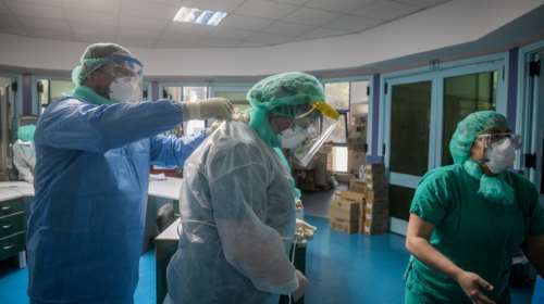 Γιατρός αποκαλύπτει τις παλαβομάρες που λένε οι αρνητές: Λένε ότι τους δίνουμε ασετιλίνη αντί για οξυγόνο [βίντεο]