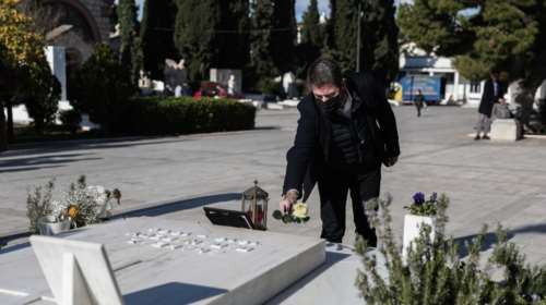Η συμβολική κίνηση του Ανδρουλάκη: Αφησε ένα λουλούδι στον τάφο της Φώφης Γεννηματά πριν πάει στη Χ. Τρικούπη