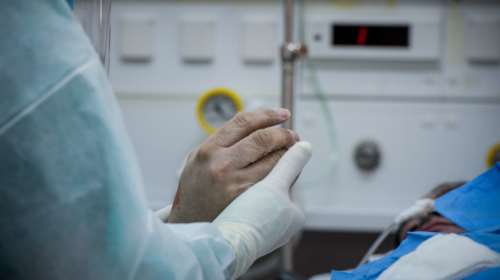 Παρασκευής: Ποιοι πρέπει να κάνουν την τρίτη δόση εμβολίου - Πού οφείλεται η υψηλή θνησιμότητα