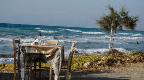 Ποια γνωστή τραγουδίστρια άνοιξε ταβέρνα στην Αίγινα - &quot;Πολλές φορές κάνω και σέρβις&quot;