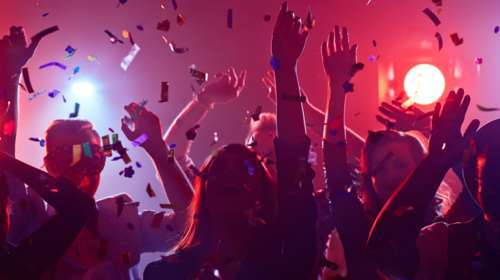 Κορονοπάρτι της χλιδής στη Μύκονο με μυστικές προσκλήσεις, διάσημους DJ και... παρκαδόρους [βίντεο]