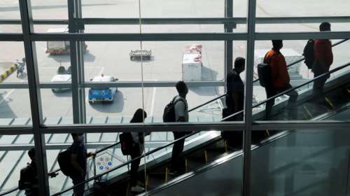 Συναγερμός για τη μετάλλαξη Ομικρον: Σε ξενοδοχείο καραντίνας 5 Ελληνες από τη Νότια Αφρική - &quot;Μας έβαλαν φυλακή&quot;, λέει ο ένας