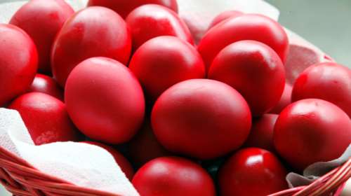 Γιατί βάφουμε τα αυγά κόκκινα τη Μεγάλη Πέμπτη - Τι συμβολίζει