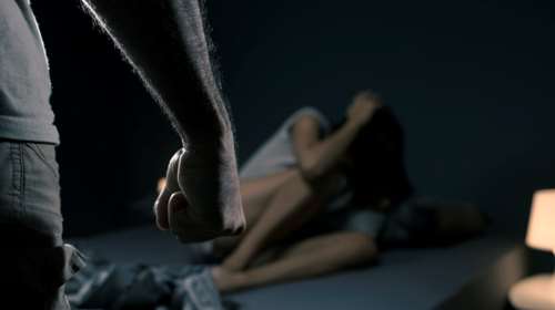 Νέο Ηράκλειο: 22χρονη κατήγγειλε απαγωγή και σεξουαλική κακοποίηση - Την παράτησαν λιπόθυμη σε στάση λεωφορείου