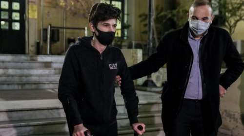 Ο Φουρθιώτης με χειροπέδες και πατερίτσες - Οι νέες περιπέτειες του τηλεπαρουσιαστή στα δικαστήρια