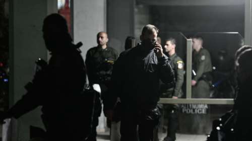 Πυροβολισμοί σε καταδίωξη στο Πέραμα: Στον εισαγγελέα οι επτά αστυνομικοί - Αναζητείται ένας 16χρονος