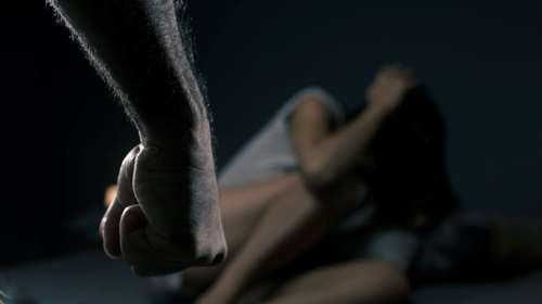 Αλεξανδρούπολη: Ψάχνουν τον σύζυγο της 29χρονης που ξυλοκοπήθηκε μέχρι θανάτου - Τι καταγγέλλουν οι γονείς της