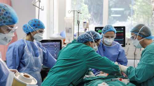 Κορονοϊός: Ο μήνας που άλλαξε την εικόνα της πανδημίας - Διπλασιάστηκαν οι εισαγωγές, γεμίζουν οι ΜΕΘ