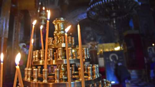 Χαιρετισμοί: Γέμισαν οι εκκλησίες, παρά τον κορονοϊό [Βίντεο]