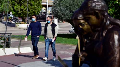 Κορονοϊός: Πώς βοηθά η μάσκα εάν κάποιος κολλήσει τον ιό - Ελληνας καθηγητής του MIT εξηγεί