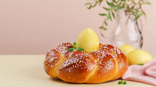 Μπαρμπαρίγου: Τα πιο εύκολα και αφράτα πασχαλινά τσουρέκια χωρίς ζύμωμα