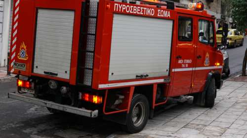 Πειραιάς: Μεγάλη πυρκαγιά σε ξυλουργείο - Κινητοποίηση της πυροσβεστικής