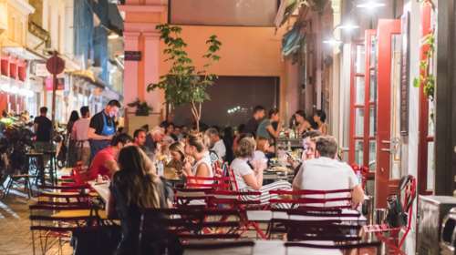 Οι νέοι κανόνες σε εστίαση και ψυχαγωγία από σήμερα: Εμβολιασμένοι και μόνο καθήμενοι στους κλειστούς χώρους