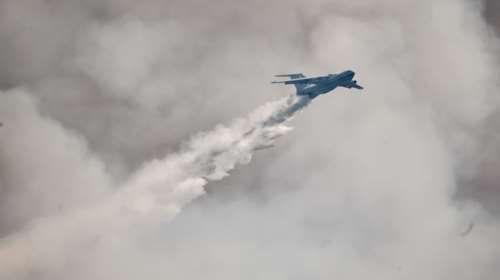 Φωτιά στα Βίλια: Καρέ - καρέ η ρίψη νερού από το ρωσικό αεροσκάφος Ιλιούσιν - Το παραλίγο ατύχημα [βίντεο]