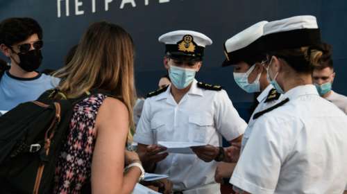 Όλο και δυσκολεύει η ζωή των ανεμβολίαστων – Μόνο με self test η επιστροφή τους από τα νησιά