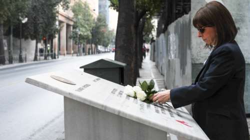 Η Σακελλαροπούλου στο μνημείο των θυμάτων της Marfin, δώδεκα χρόνια μετά την τραγωδία [εικόνες]
