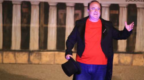 Παύλος Χαϊκάλης: Η θεατρική επιστροφή του μετά τις καταγγελίες, με... δέκα θεατές [βίντεο]