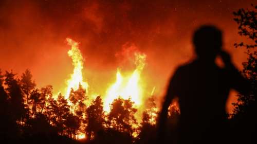 Μάχη με τη φωτιά στην Τήνο - Ενισχύθηκαν οι πυροσβεστικές δυνάμεις από Αθήνα, Ανδρο και Σύρο