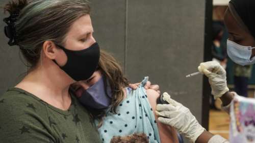 Εμβόλιο Pfizer: Τι δείχνει έρευνα για την αποτελεσματικότητα σε παιδιά 5-11 ετών και τις παρενέργειες