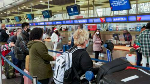 Χάος στα αεροδρόμια: Περίπου 6.300 πτήσεις ακυρώθηκαν σε όλο τον κόσμο τα Χριστούγεννα λόγω Ομικρον