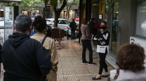 Νέα μέτρα: Πώς γίνεται από σήμερα η είσοδος σε δημόσιες υπηρεσίες και τράπεζες