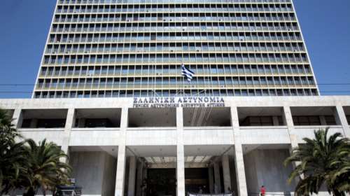 Κρατείται για τέταρτη ημέρα στη ΓΑΔΑ 14χρονος μαθητής - Τι λέει η μητέρα του [βίντεο]