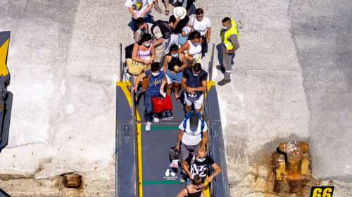 Κορονοϊός: Ασυμπτωματικός ασθενής έκανε... βόλτες στα νησιά - Πήρε τρία διαφορετικά πλοία