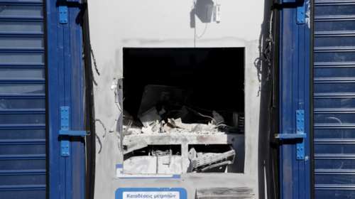Βόλος: Αγνωστοι έβαλαν φωτιά και κατέστρεψαν δύο ATM