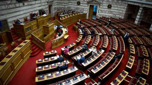 Ο ΣΥΡΙΖΑ καταψήφισε τα πρόστιμα σε όσους έχουν βγάλει πλαστά πιστοποιητικά εμβολιασμού- Σφοδρή αντιπαράθεση με ΝΔ