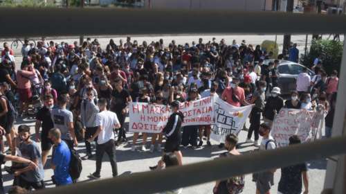 Κορονοϊός: 700 μαθητές έξω από υπό κατάληψη σχολείο - Χωρίς μάσκες και μέτρα προστασίας [βίντεο]
