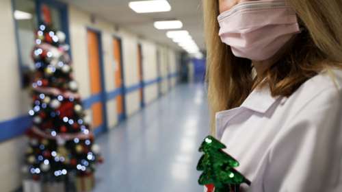 Οι ήρωες των νοσοκομείων λυγίζουν: Δύσκολο να αντικρίζεις τον ασθενή, την ημέρα των Χριστουγέννων μόνο του σε ένα δωμάτιο