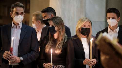 Κυριάκος Μητσοτάκης: Ανάσταση με την οικογένειά του στον Αγιο Διονύσιο [εικόνες]