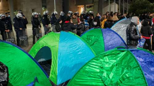 Θεσσαλονίκη: Αρνητές με αντίσκηνα στο δημαρχείο - Λένε ότι θα μείνουν έως το πρωί [εικόνες - βίντεο]