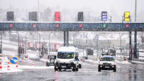 Κακοκαιρία "Ελπίς": Εκλεισε η Εθνική από το ύψος της Καλυφτάκη - Εντονη χιονόπτωση στα βόρεια προάστια