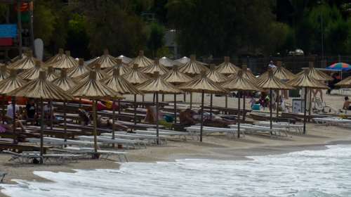 Στον δρόμο προς την κανονικότητα: Πότε ανοίγουν οργανωμένες παραλίες, σχολεία, φροντιστήρια