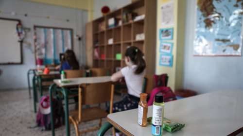 Κορονοϊός - Γώγος: Μόνο χειρουργική μάσκα θα πρέπει να φορούν τα παιδιά στο σχολείο