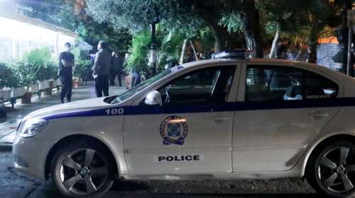 Πρωτοφανές περιστατικό στη Θεσσαλονίκη: 15χρονος σημάδεψε με πιστόλι αστυνομικούς και ακινητοποίησε το περιπολικό