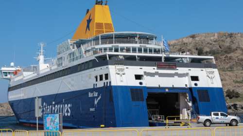 Πρόσκρουση του &quot;Blue Star Myconos&quot; στο λιμάνι του Αγίου Κηρύκου στην Ικαρία