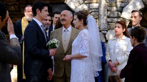 Αγριες Μέλισσες: Αυτό είναι το βασιλικό εκκλησάκι που γυρίστηκαν οι γάμοι Ελένης &amp; Βιολέτας - Πού βρίσκεται [βίντεο]