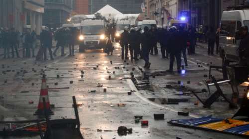 Βίαια επεισόδια στις Βρυξέλλες: Διαδηλωτές πέταξαν τούβλα στην αστυνομία - &quot;Πεδίο μάχης&quot; η γειτονιά της ΕΕ [Βίντεο-Εικόνες]